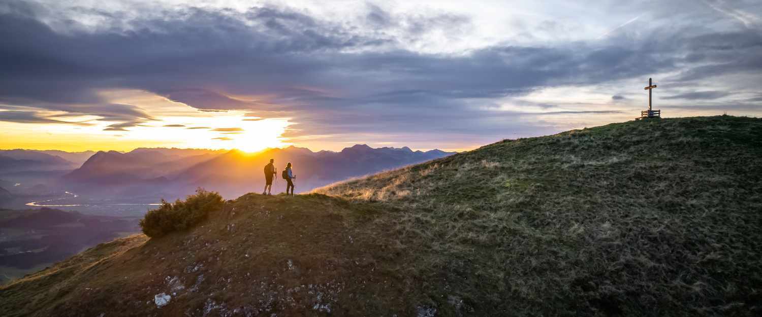 Wanderer vor Almhütte in Tirol